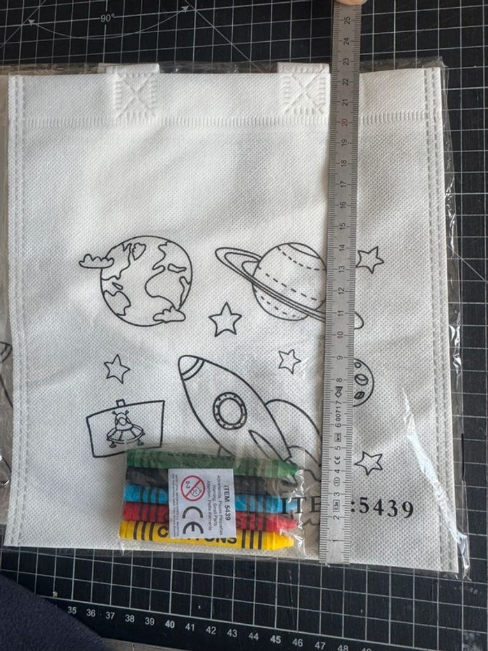 Lot de  4 petits sacs à colorier avec craie grasse type crayola activité anniversaire thème espace - photo numéro 3