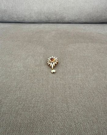 Broche vintage dorée avec ses perles brillantes et sa perle