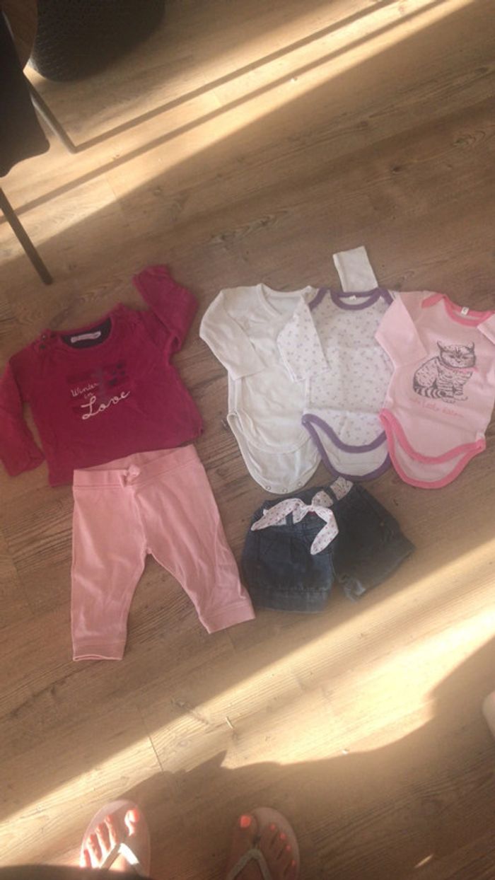 Lot vêtements fille 6 mois bodie teeshirt short pantalon