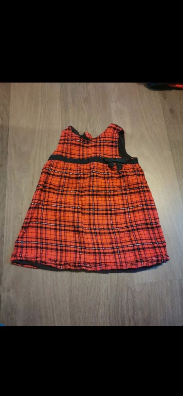 Robe écossaise rouge et noire