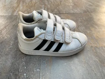 Basket Adidas blanche 29