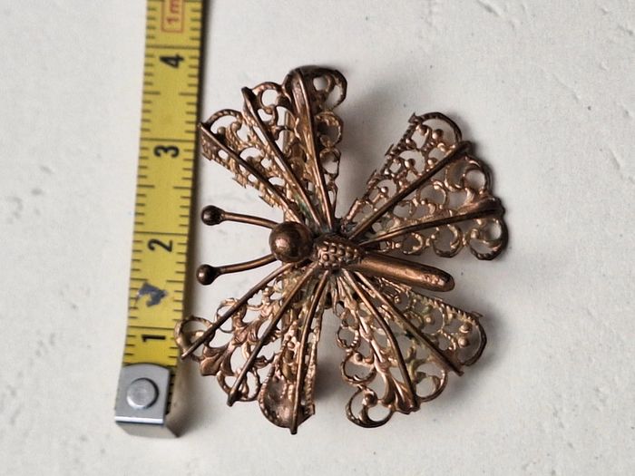 Broche papillon vintage dorée, métal ajouré, bijou ancien raffiné, accessoire rétro élégant - photo numéro 6