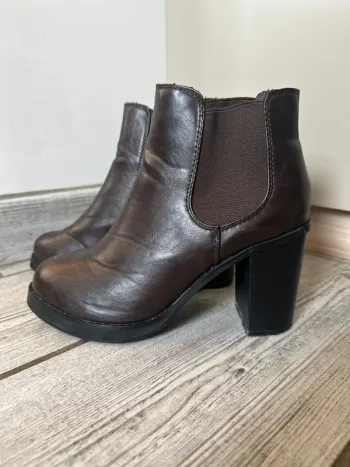 Paire de bottines à talons semelle cuir taille 38 marron foncé