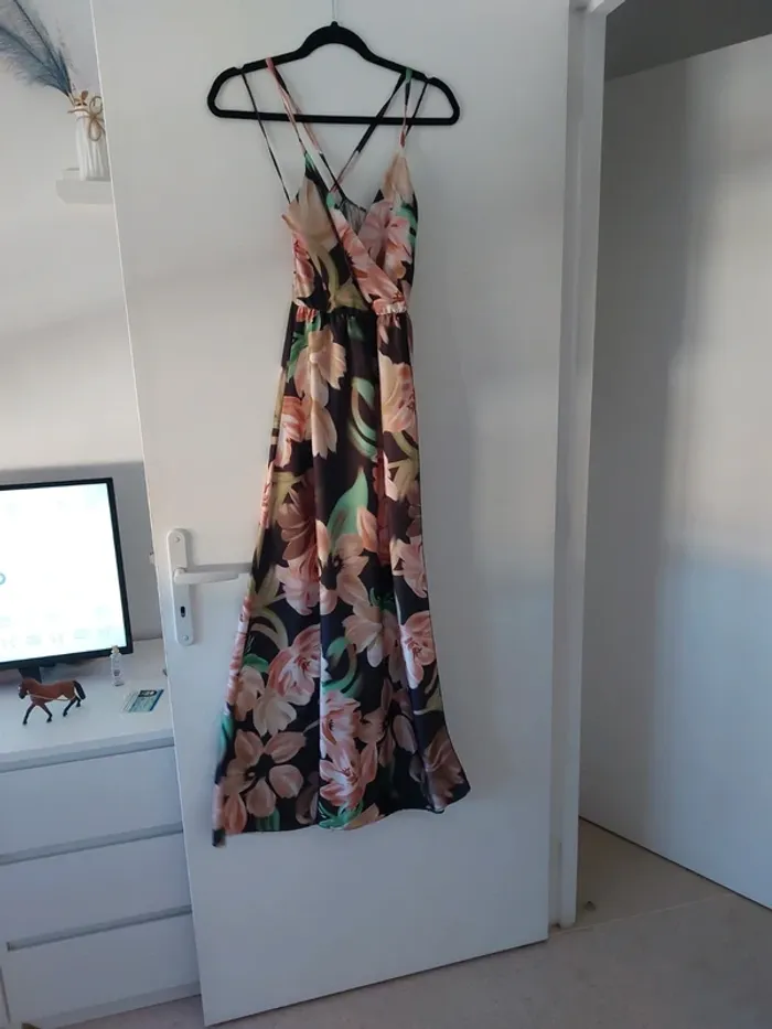 Très jolie robe à motif fleuris