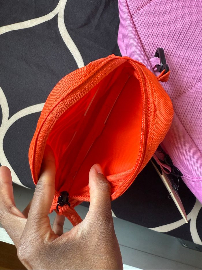 Sac à dos Nike rose avec trousse assortie – Neuf avec étiquettes - photo numéro 9