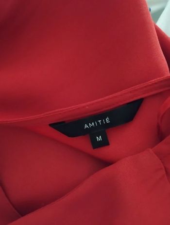 Camisa roja raso. Bajo con volante