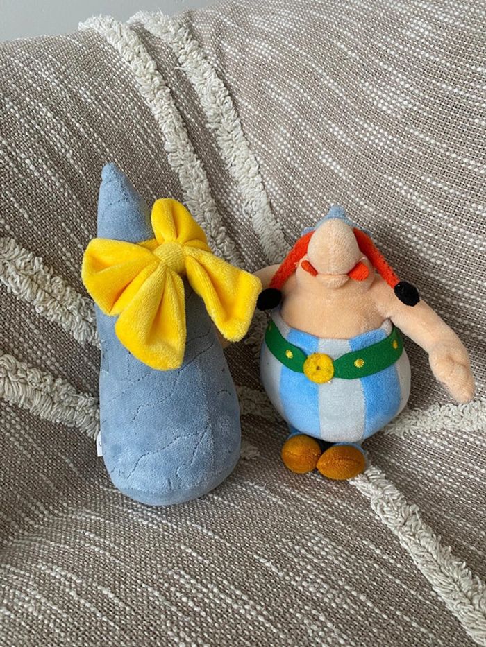 Peluche doudou 22cm Astérix Obelix bleu avec menhir à noeud jaune très bon état - photo numéro 3