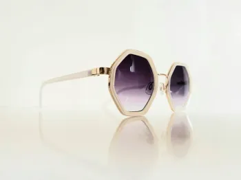 Lunette de soleil femme hexagonale blanche et dorée verres dégradés UV protection catégorie 3