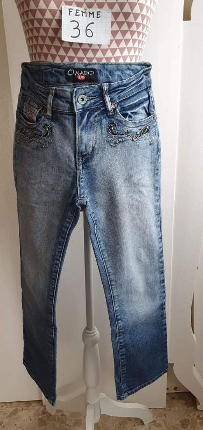 Jeans, bleu légèrement délavé avec motifs noir, coton et elasthanne, en très bon état, taille standa