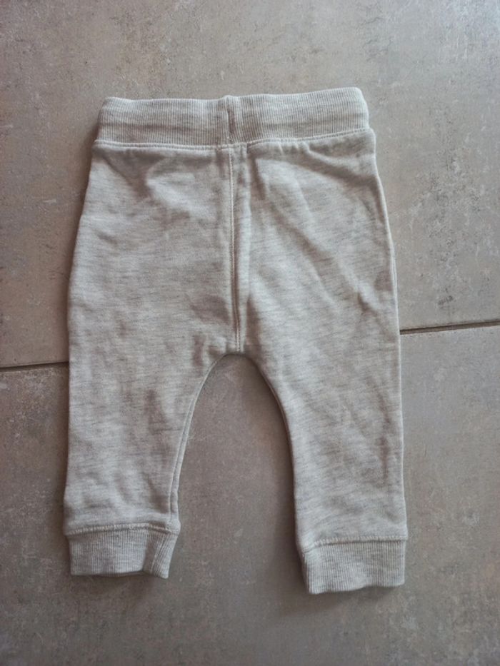 Pantalon gris clair Kiabi 6 mois neuf - photo numéro 2