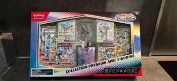Coffret Pokémon Collection Premium Évolutions Prismatiques – EV8.5 – Figurine + Boosters