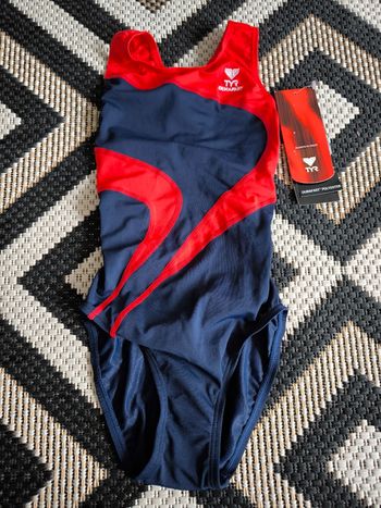 Maíllot de bain tyr taille 8ans neuf