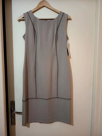 Robe sans manches . Marque Metaford.