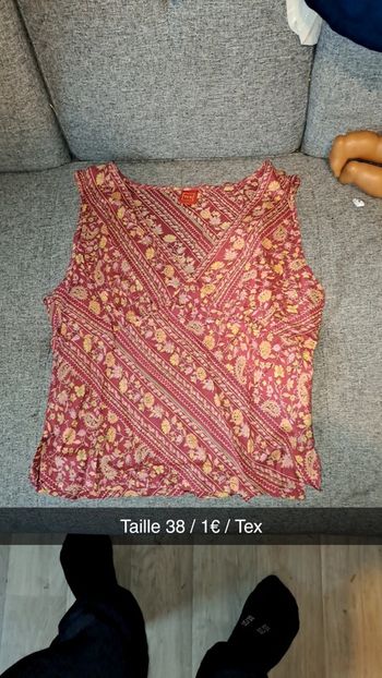 Débardeur rouge et fleur jaune