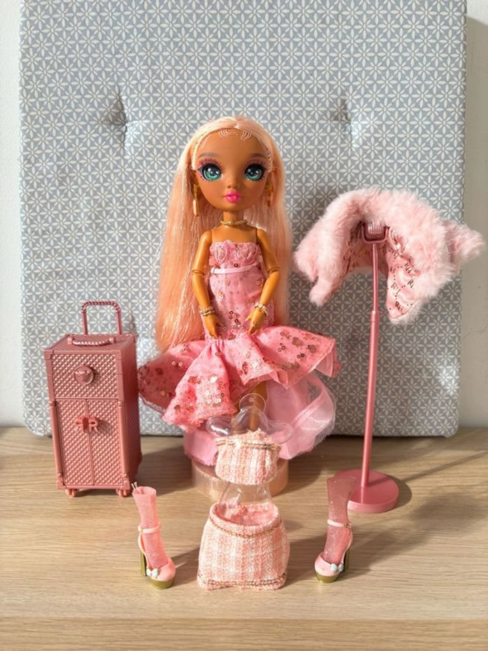 Poupée Sabrina St Cloud "Rainbow High" + Accessoires - photo numéro 2