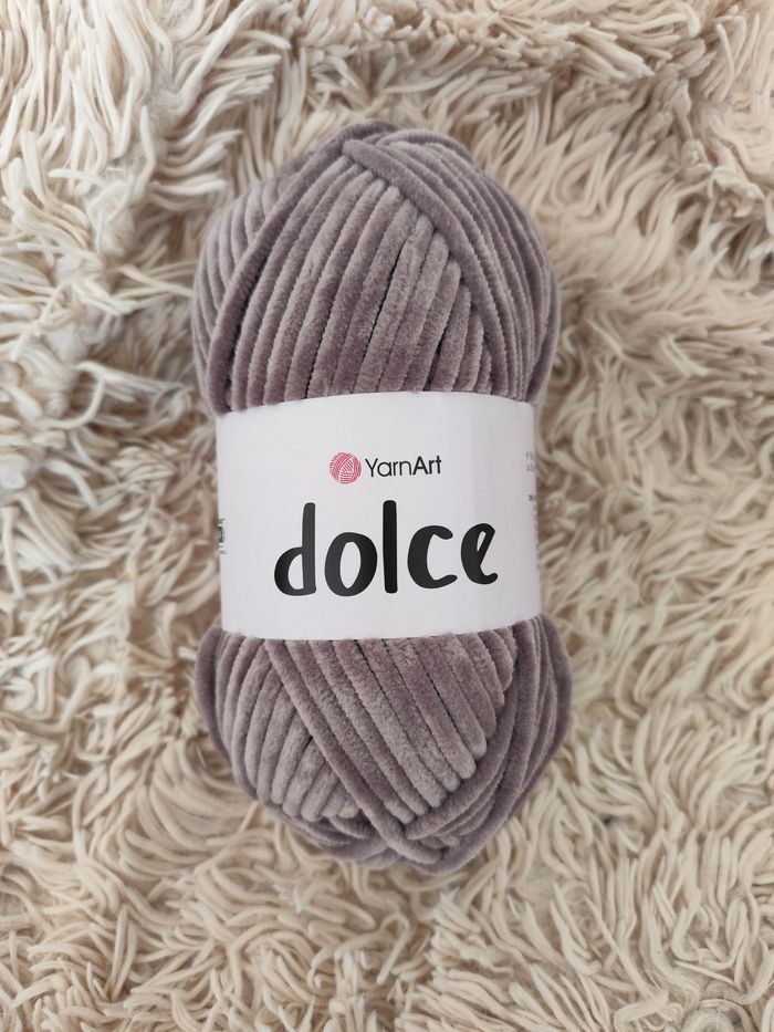 Une pelote YarnArt taupe