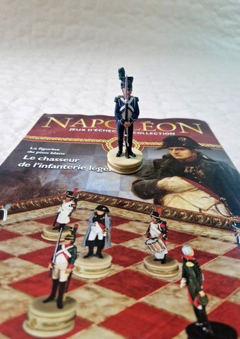 Figurine  , Napoléon , jeux d'échec de collection  , pion blanc , le chasseur de l'infanterie legere