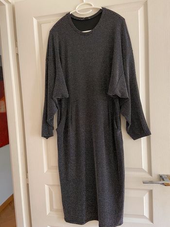 Robe gris avec file argenté Zara , longueur de la robe 115 cm, col rond, taille M neuf