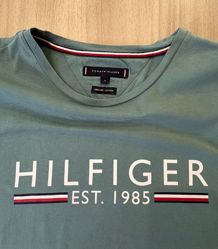 T-shirt Tommy Hilfiger vert pâle - Inscription blanche sur la poitrine – Taille M - photo numéro 4