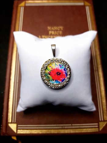 Magnifique pendentif médaillon avec image fleurs et chaîne de strass