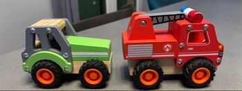 Lot de deux véhicules en bois