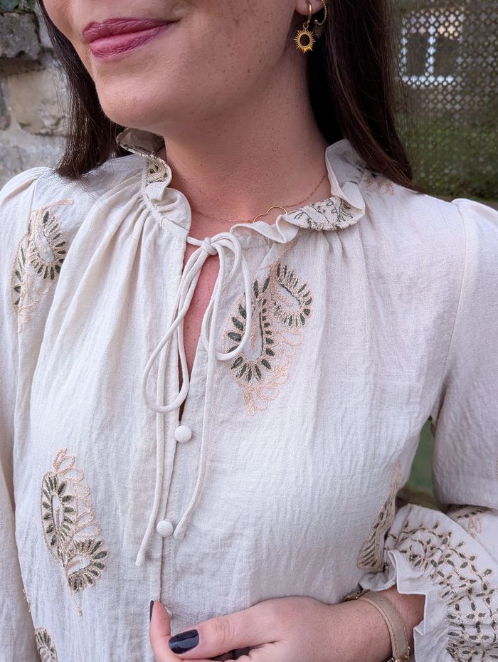 Blouse Frejus beige avec broderies kaki/écru
Taille S/M - photo numéro 3