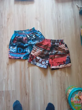 Lot 2 shorts de plage à motifs 8 ans