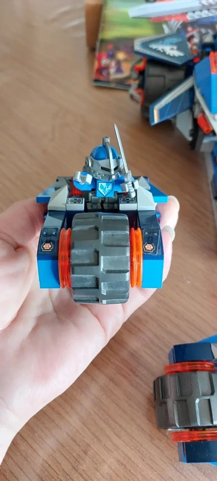 Lego nexo knights l'épée rugissante de clay - photo numéro 3