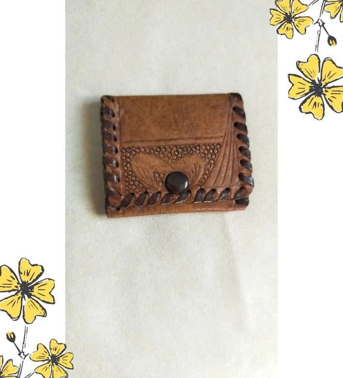 Petit porte-monnaie vintage en cuir brodé – fait main, signé