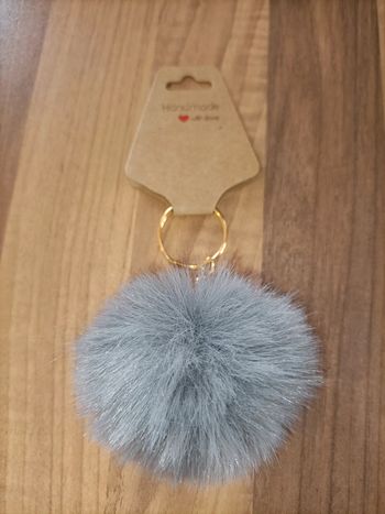 Porte clé neuf pompom gris