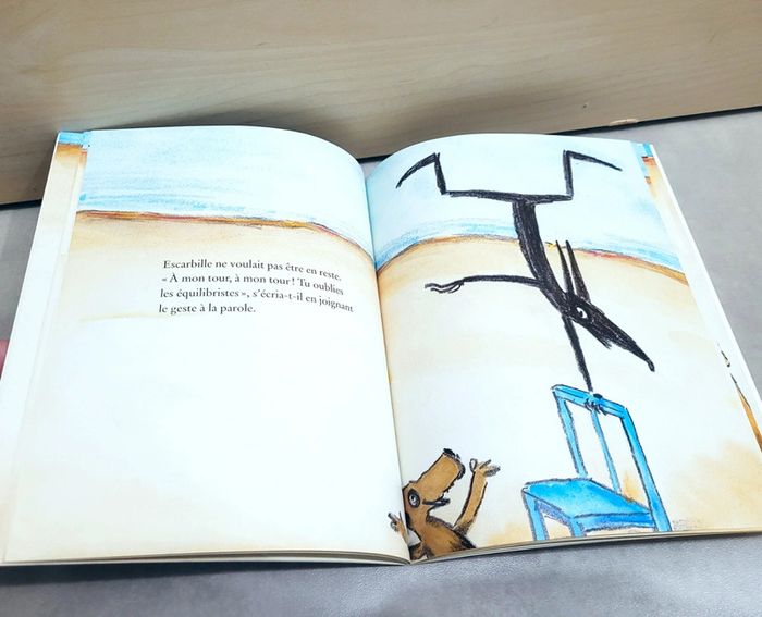 🌺 Livre (école des loisirs) : La chaise bleue - photo numéro 3