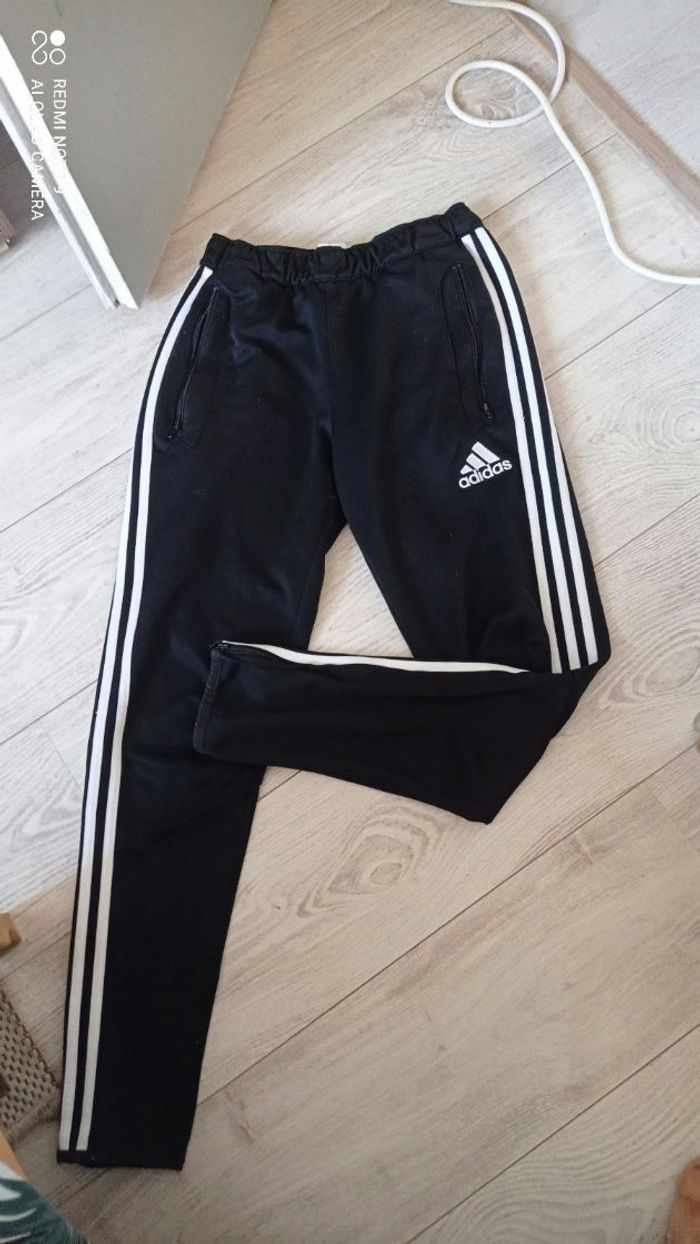 Pantalon Adidas noir et bandes blanches.taille  164cm ou S.bon état