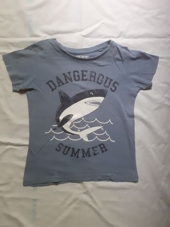 Tee-shirt bleu motif requin