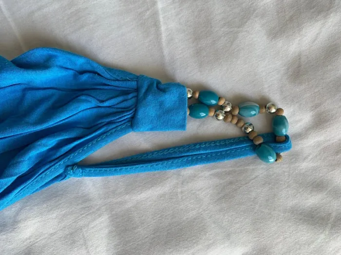 Débardeur bleu clair avec bijoux sur bretelles - photo numéro 3
