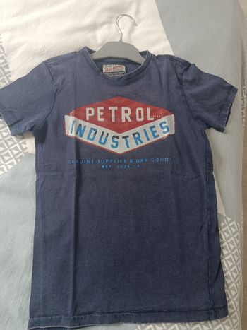 T shirt manches courtes 
Petrol industries taille 8 ans 