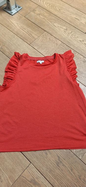 Blouse avec volants  aux épaules.