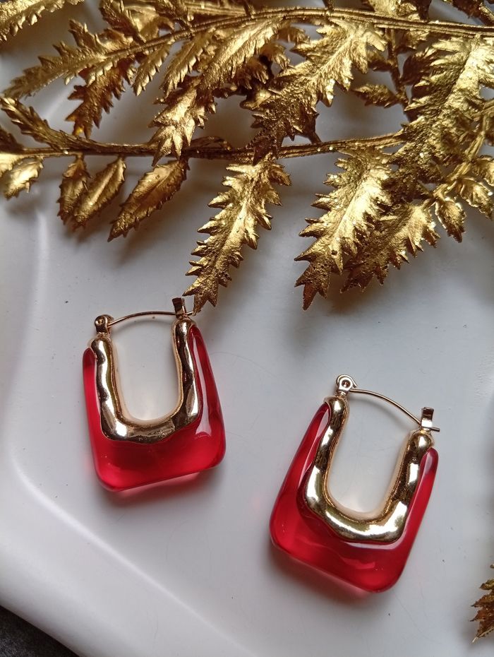 Boucles d'oreilles dorées en carré résine rouge - photo numéro 4