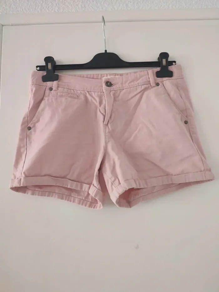 Short rose pâle