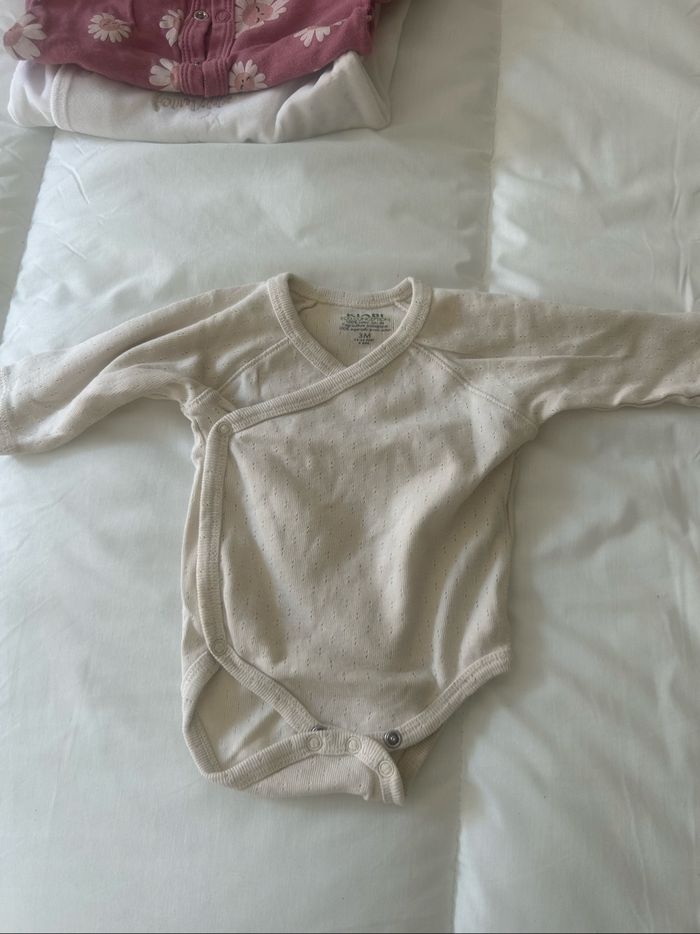 Lot bodies fille + pyjama - photo numéro 3