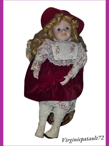 Poupée collection sur chaise en osier 40 cm