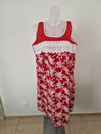 Robe polynésienne rouge a fleurs blanche à définitions dentelle