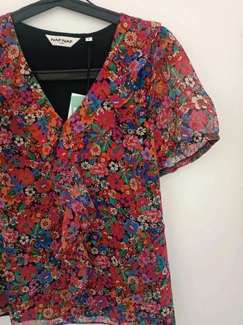 Blouse fleurie à volants col V Naf Naf Taille S Neuf avec étiquette