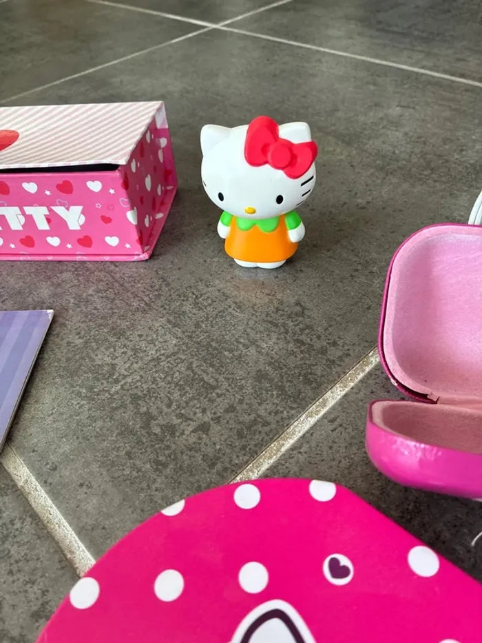Gros lot hello kitty trousse montre cahier figurine carte - photo numéro 8