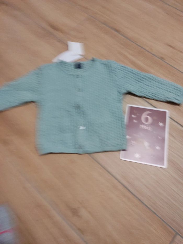 Gilet ajouré Kiabi neuf avec étiquette 6 mois - photo numéro 3