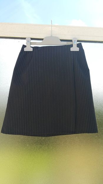 Jupe porte feuille rayée avec 2 boutons à la ceinture