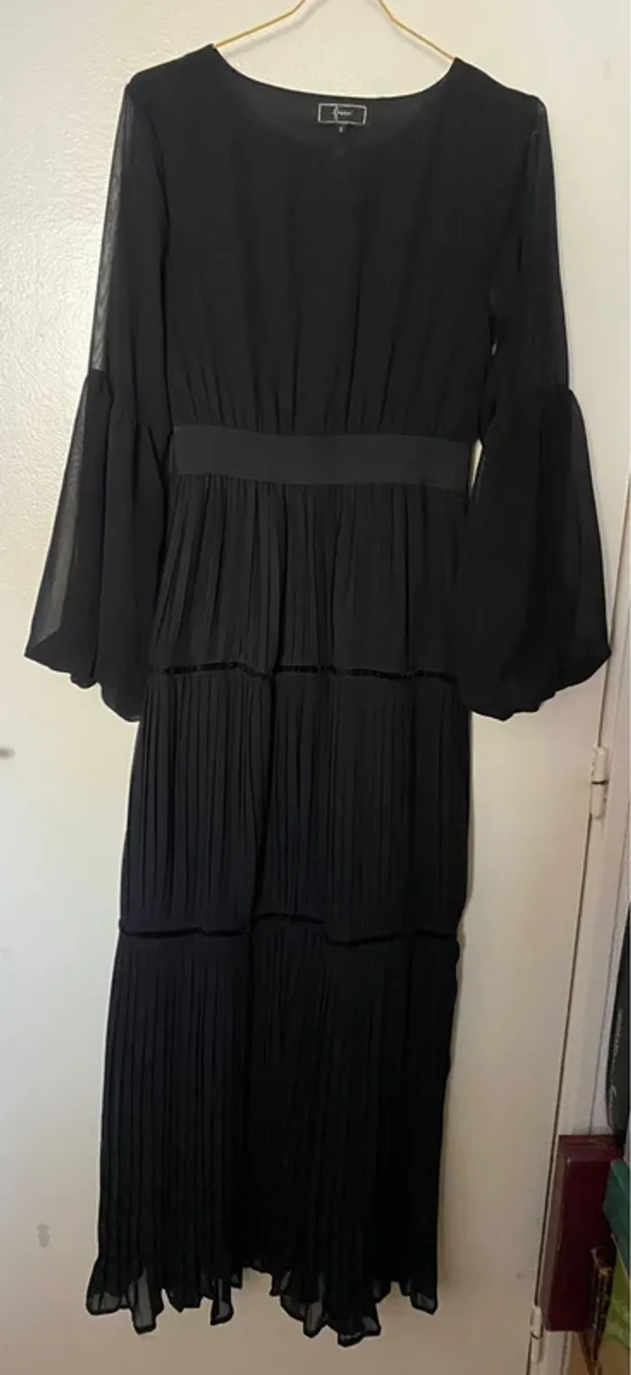 Robe noire longue à manches bouffantes