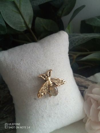 Broche pin's abeille 🐝 dorée et pierre de labradorite