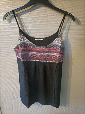 Débardeur noir crêpe avec motif ethnique rouge