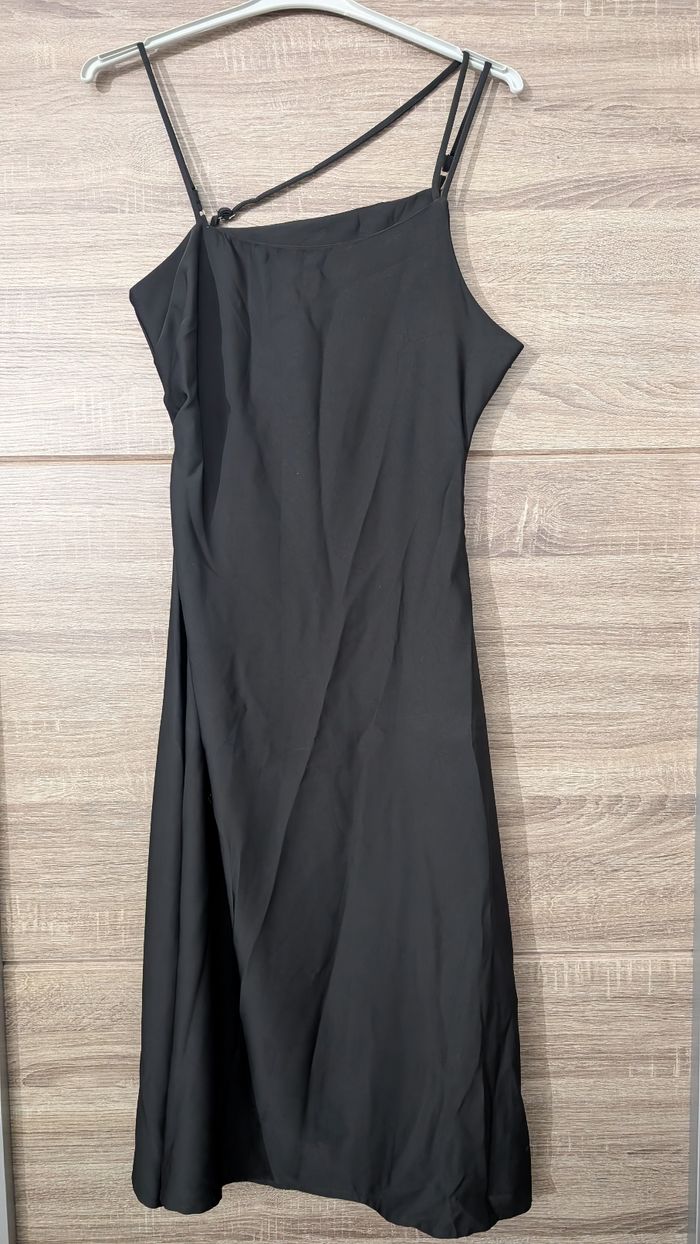 Robe noire élégante à bretelles asymétriques - style minimaliste chic - photo numéro 2
