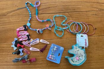 Lot de bijoux et accessoires cheveux pour filles